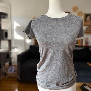 Swiftly Tech Short Sleeve 2.0
Size 6